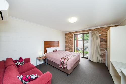 Llit o llits en una habitació de Burke & Wills Motor Inn