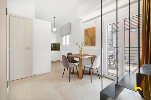 Stunning Top-Floor Duplex w Outdoor Jacuzzi!