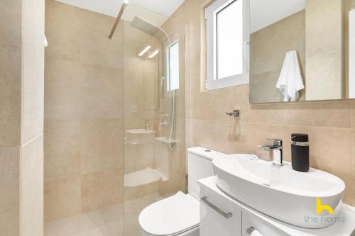 Stunning Top-Floor Duplex w Outdoor Jacuzzi!