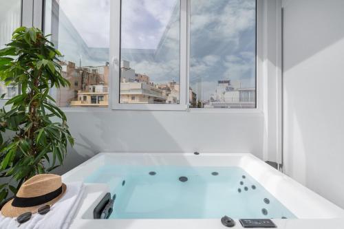 Sun-Splashed Top-Floor Duplex w Outdoor Jacuzzi!