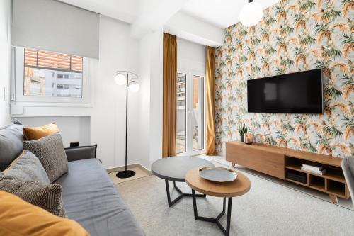 Sun-Splashed Top-Floor Duplex w Outdoor Jacuzzi!