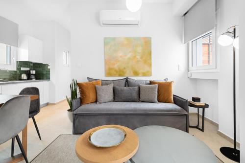 Sun-Splashed Top-Floor Duplex w Outdoor Jacuzzi!