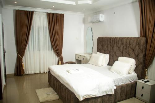 a bedroom with a bed with white sheets and pillows at Nestoria in Sagisa