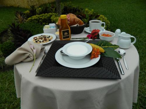 a table with a plate of food on it at Villas Layfer, Córdoba, Veracruz, Mexico in Córdoba