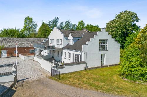 una grande casa bianca con un cortile di Hvilested a Fredericia
