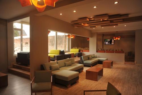 a lobby with couches and chairs and a tv at Hotel EcoSki by bund in San Carlos de Bariloche