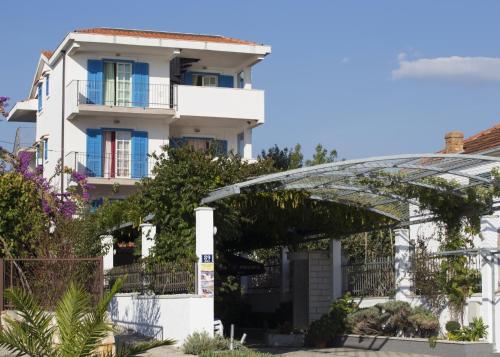 ein Gebäude vor einem Gebäude in der Unterkunft Villa Opatija in Marina