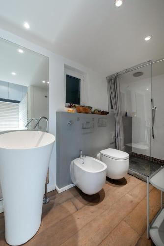 a bathroom with two sinks and a tub and a toilet at Casa Emily in Portovenere