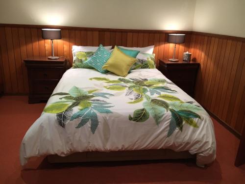 Łóżko lub łóżka w pokoju w obiekcie Kentia Palms