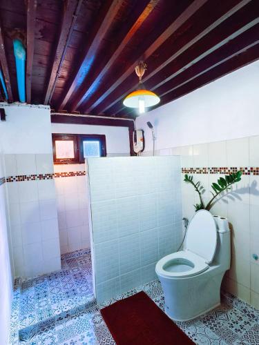 a bathroom with a toilet in a room at Huen Tip Viman Chiangmai in Ban Nong Ho
