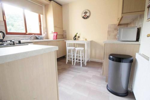 a kitchen with a trash can in the middle at South Groathill - Lovely 2 bed with Castle View in Edinburgh