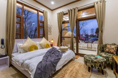 a bedroom with a bed and a window at The Premium Hood Bir Billing in Bīr