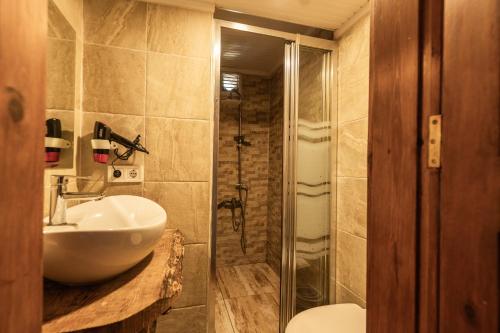 Un baño con inodoro, lavabo y ducha. en Amazon Petite Palace, en Selçuk