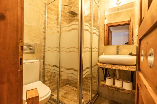 łazienka z prysznicem i umywalką w obiekcie Amazon Petite Palace w mieście Selçuk