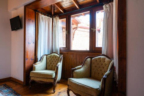 twee stoelen in een kamer met een raam bij Amazon Petite Palace in Selcuk