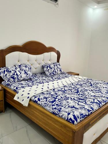 Tempat tidur dalam kamar di cisimmo