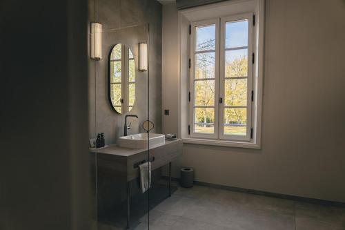 un bagno con lavandino e finestra di Château Moncets a Néac