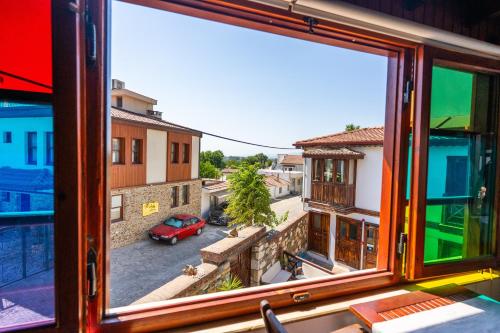 een uitzicht op een straat vanuit een raam bij Amazon Petite Palace in Selcuk