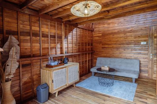 a room with a bench in a wooden cabin at The Dewi Tasik Kintamani Cabin and Villa in Kubupenlokan