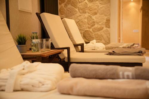 a room with three white chairs and a table at Hotel Dünenschloss mit Private Spa in Zinnowitz