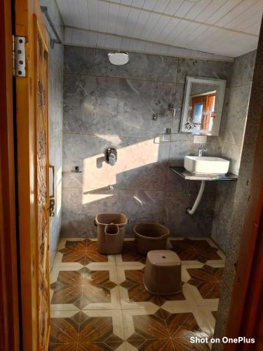 a bathroom with a sink and a toilet at Hotel Pahalgam view in Pahalgām