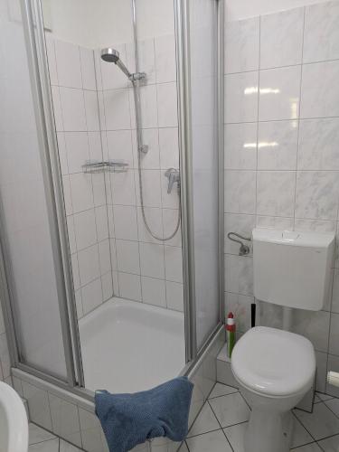 a bathroom with a shower and a toilet at Fabelhaft am Meer in Timmendorfer Strand