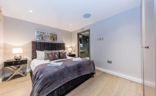 a bedroom with a large bed and a table at Lux St James Park Apartment Central London FREE WIFI by City Stay Aparts London in London