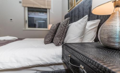 a bedroom with a bed and a lamp on a table at Lux St James Park Apartment Central London FREE WIFI by City Stay Aparts London in London