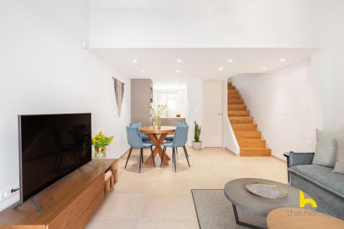Modern Athenian Habitat near Acropolis & Metro!