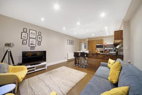 a living room with a couch and a kitchen at Executive Apartments in Central London Euston FREE WIFI City Stay Aparts London in London