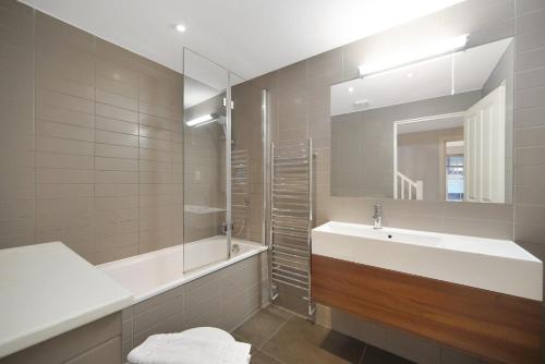 a bathroom with a sink and a mirror at Executive Apartments in Central London Euston FREE WIFI City Stay Aparts London in London