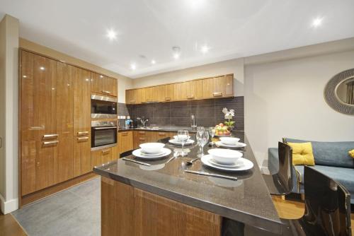 a kitchen with a table and a dining room at Executive Apartments in Central London Euston FREE WIFI City Stay Aparts London in London