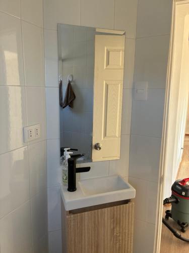 a bathroom with a sink and a mirror at Katarina Logde en la naturaleza in Tongoicillo