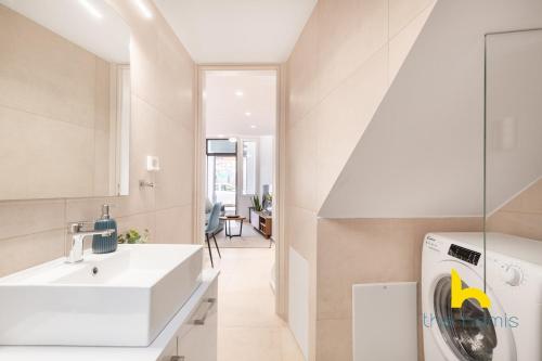 Modern Athenian Habitat near Acropolis & Museum!