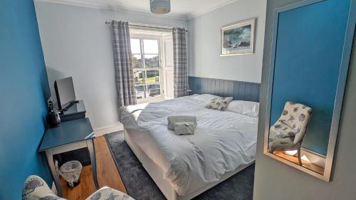 a small bedroom with a bed and a window at The Glenerne in Eyemouth