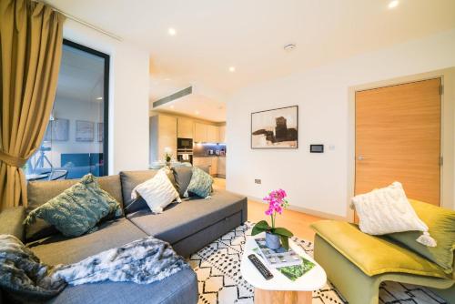 a living room with a couch and a table at Executive 1 Bed Apartment in Central London near Victoria Station FREE WIFI by City Stay Aparts London in London