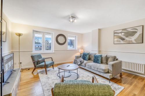 a living room with a couch and chairs at Executive 4 Bedroom Town House in Canada Water FREE WIFI & PARKING by City Stay Aparts London in London