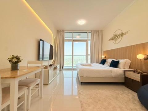 Mahenti - Stunning Golf View Studio in Damac Hills