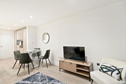 a living room with a television and a table at Executive 1 & 2 Bed Apartments in heart of London FREE WIFI by City Stay Aparts London in London