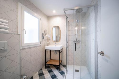 a bathroom with a sink and a shower at Apuntadores 8 in Palma de Mallorca