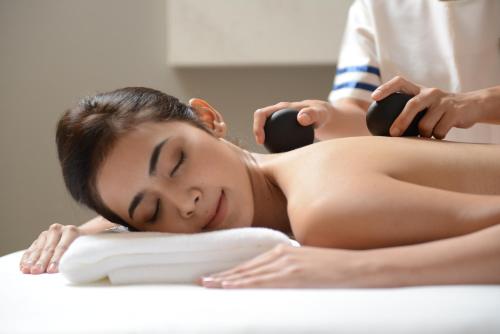 a woman getting a massage from a therapist at Grande Centre Point Sukhumvit 55 Thong Lo in Bangkok