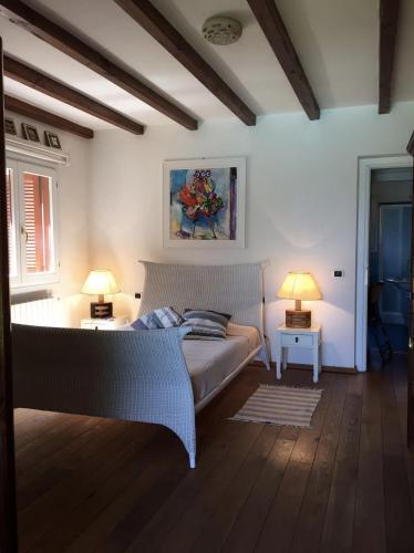 a bedroom with a bed and two lamps on two tables at Villa Babsy con piscina privata in San Teodoro
