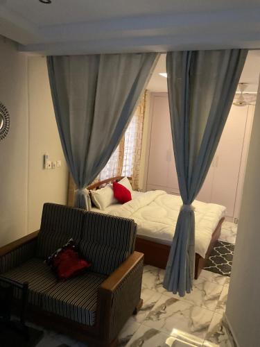 En eller flere senge i et værelse på Studio flat in Legon