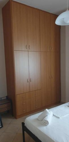 KARAVELAS Rentals