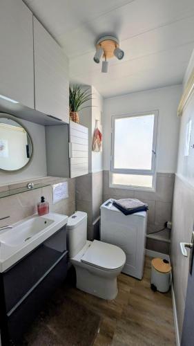 a bathroom with a toilet and a sink at Studio cosy à deux pas de Paris in Clichy