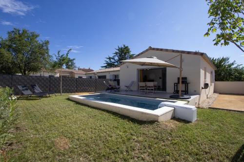 Villa de plain-pied au centre du village avec piscine privée