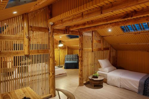 Tong Sang Art Hotel tesisinde bir odada yatak veya yataklar