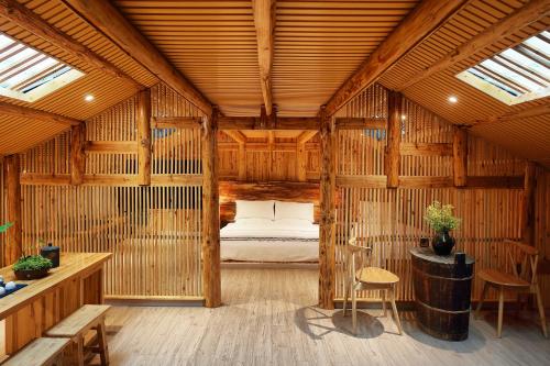 Postel nebo postele na pokoji v ubytování Tong Sang Art Hotel