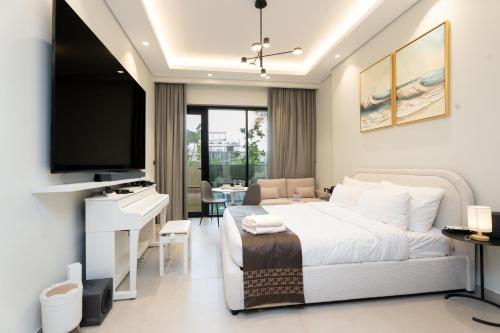 Escape24 Luxury Studio 100"TV Cinema, PS5, Soundbar, Gym & Spa
