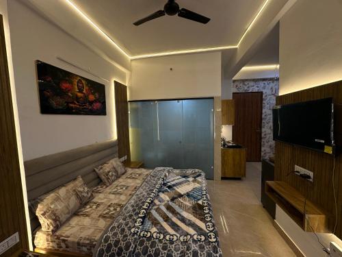 a bedroom with a bed and a ceiling fan at Premium Studio Appartment in Māripat